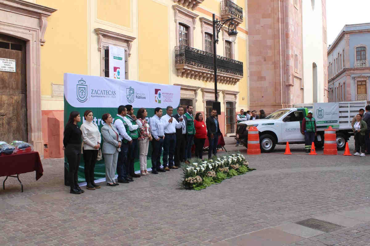 Entregan camionetas y uniformes a personal de servicios públicos en Zacatecas