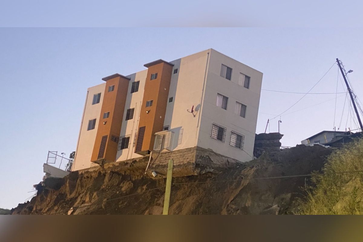 Protección Civil Municipal asegura que el edificio que falta por caer en el fraccionamiento La Sierra no presenta movimiento de tierra; así que planean posible derrumbe. | Foto: Cortesía.