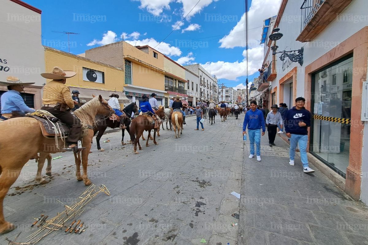 El ayuntamiento de Guadalupe llevó a cabo una cabalgata junto con la tradicional quema de judas. | Foto: Cortesía.