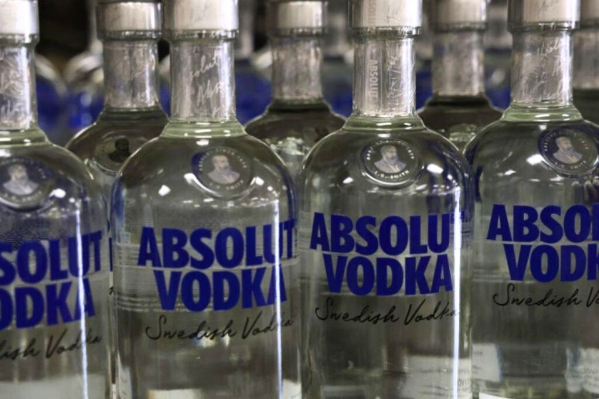 El grupo francés de bebidas alcohólicas Pernod Ricard dijo que suspenderá por completo las exportaciones de su vodka premium Absolut a Rusia. | Foto: Cortesía.