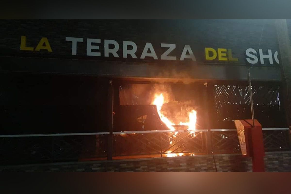 Sujetos encapuchados incendiaron un bar donde el pasado 8 de abril desaparecieron tres jóvenes. | Foto: Cortesía.