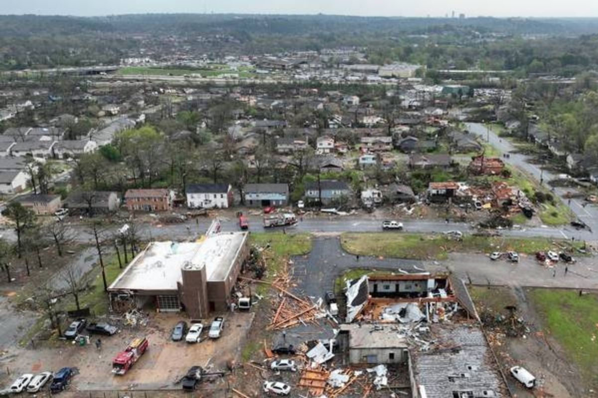 Los socorristas de Arkansas buscarán el sábado entre los escombros más posibles víctimas después de que un feroz tornado; azotara el área de Little Rock. | Foto: Cortesía.