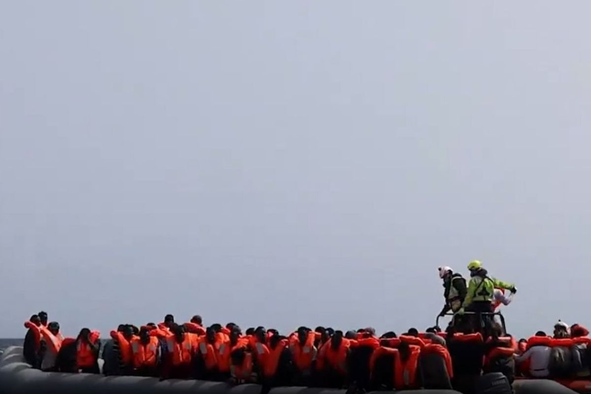 Rescatan a 15 migrantes que navegaban sobre el Mediterráneo | Foto: Cortesía.