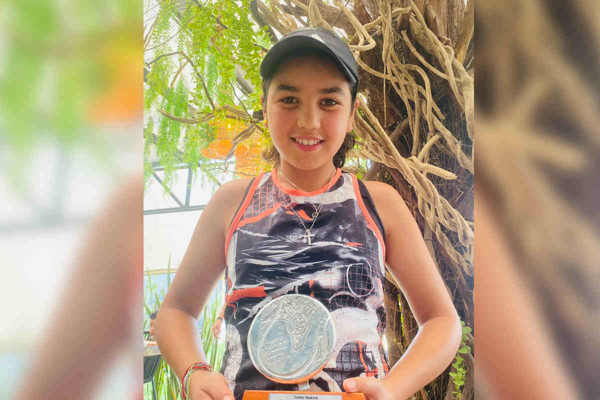 La jovencita Valeria Cabral Zamora fue finalista en dobles en el Nacional de Semana Santa jugando la semana pasada en San Luis Potosí. | Foto: Cortesía.
