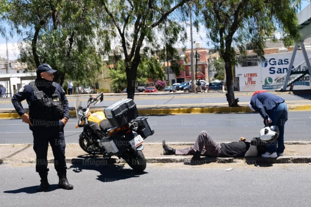 Este martes al mediodía día, el conductor de un Volkswagen, Bora, color negro impacta a un motociclista. | Foto: Imagen de Zacatecas.