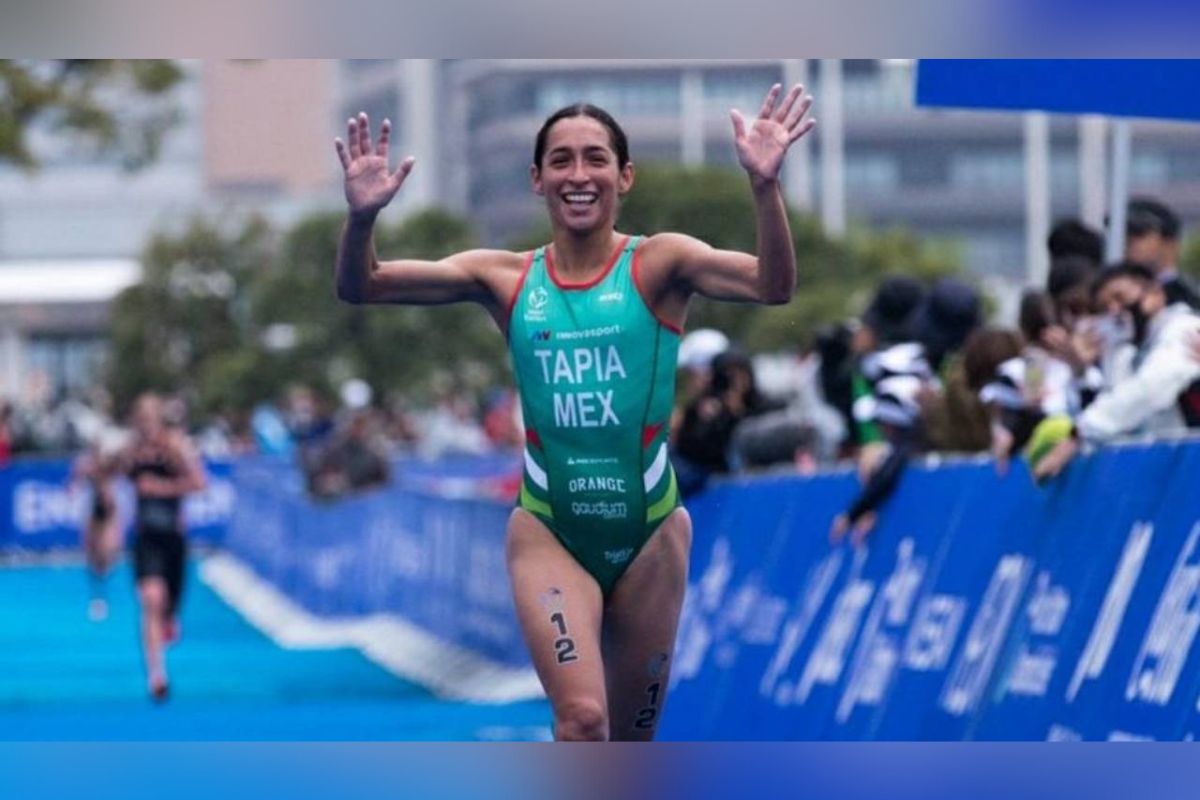 Rosa María Tapia le dio una medalla de plata histórica a México; luego de conseguir el segundo lugar en la primera parada de la Serie de Campeonato Mundial de Triatlón Yokohoma 2023. | Foto: Cortesía.