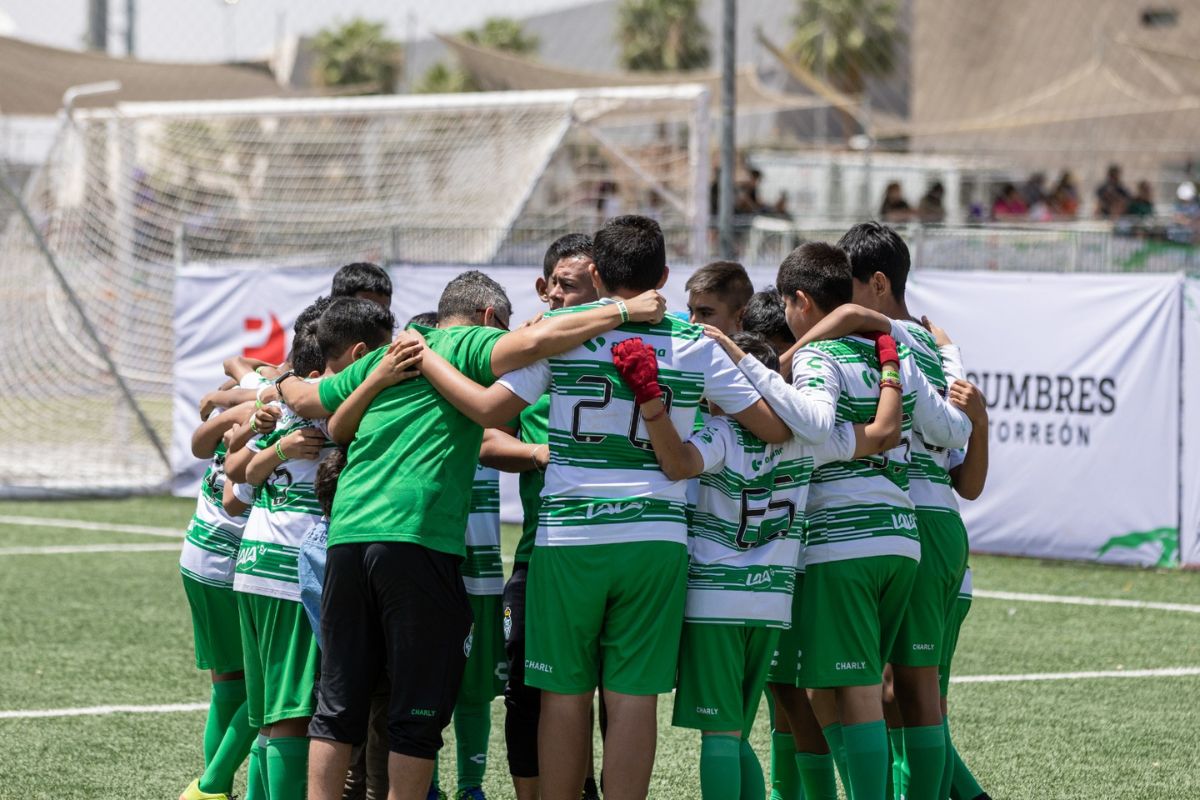 Tras cinco días de emociones y futbol, los 360 equipos participantes se despidieron de la 11ª Copa Santos Peñoles, torneo que contribuye al desarrollo deportivo y social de niños, niñas y jóvenes del país.