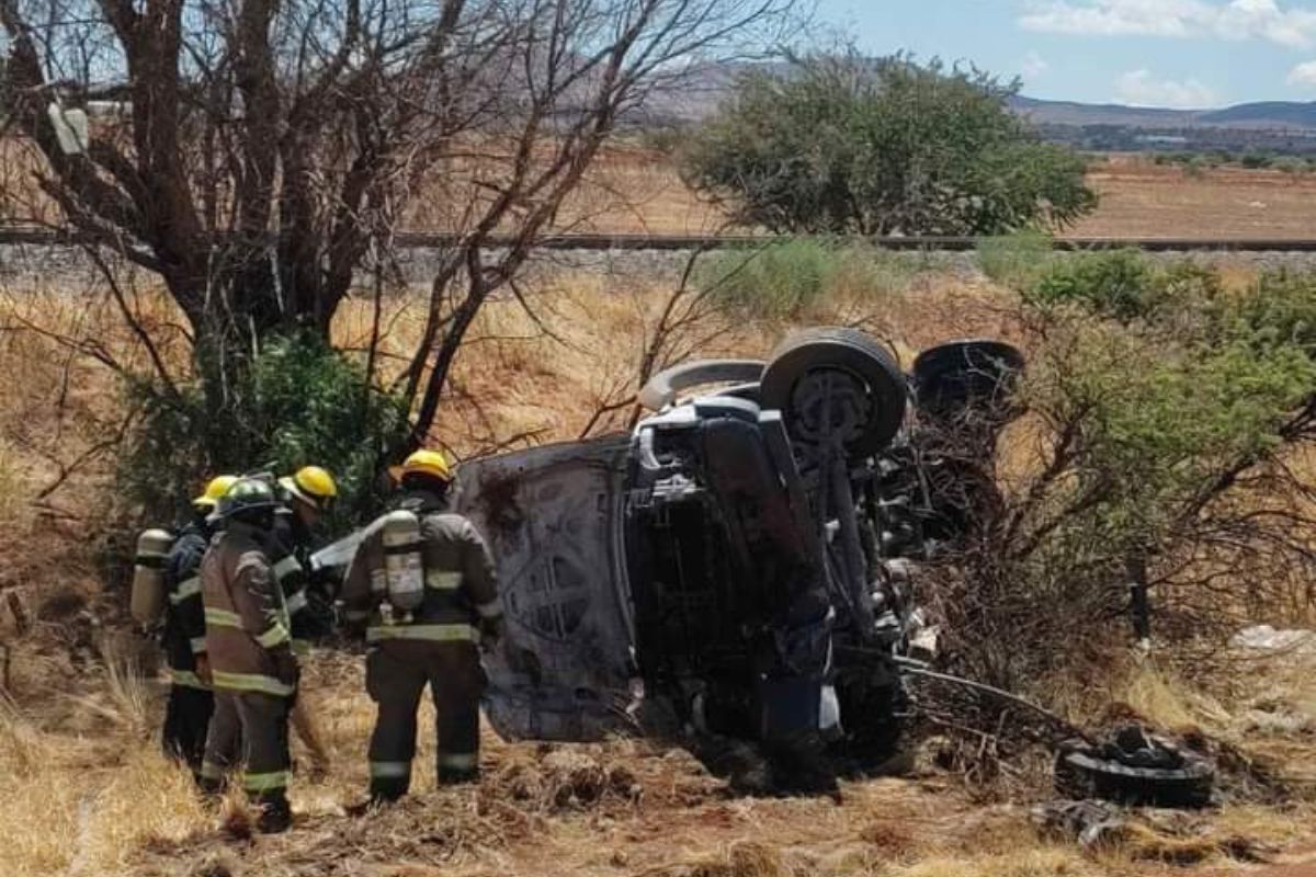 La mañana de este lunes en la carretera Fresnillo-Zacatecas a la altura del entronque a Morelos; el conductor de una pipa de gas perdió el control del volante
