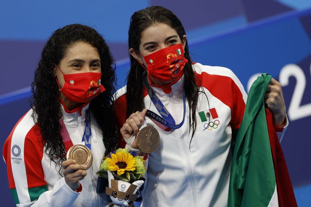 Aunque aclararon que es su última opción, las medallistas olímpicas Alejandra Orozco y Gabriela Agúndez; reconocen que sí ha pasado por su cabeza subastar la presea de bronce que obtuvieron en Tokio 202.0 | Foto: Cortesía.