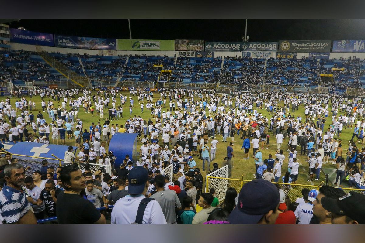 Durante el encuentro entre Alianza y el Club Deportivo FAS, correspondiente a los Cuartos de Final de la primera división en El Salvador; informes provenientes de El Salvador dan a conocer que al menos 12 aficionados perdieron la vida. | Foto: Cortesía.