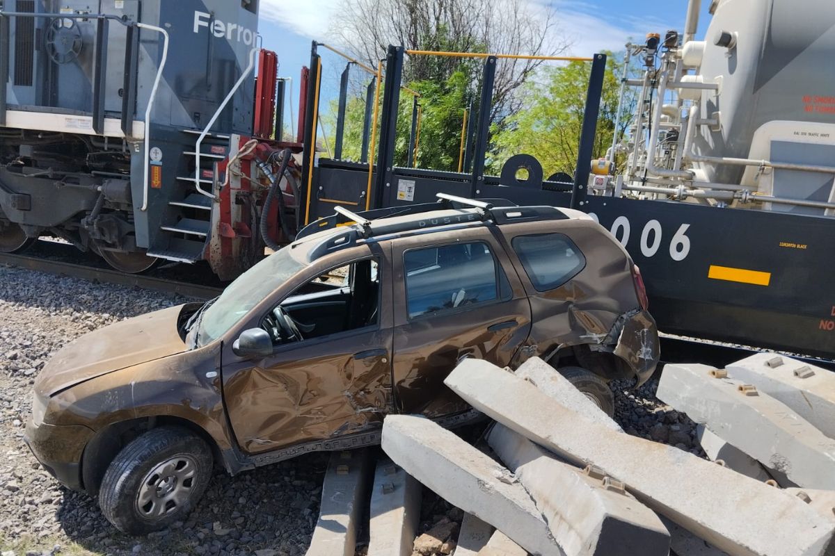 Un accidente que involucró al tren y a una camioneta particular se registró este martes durante la mañana. | Foto: Cortesía.