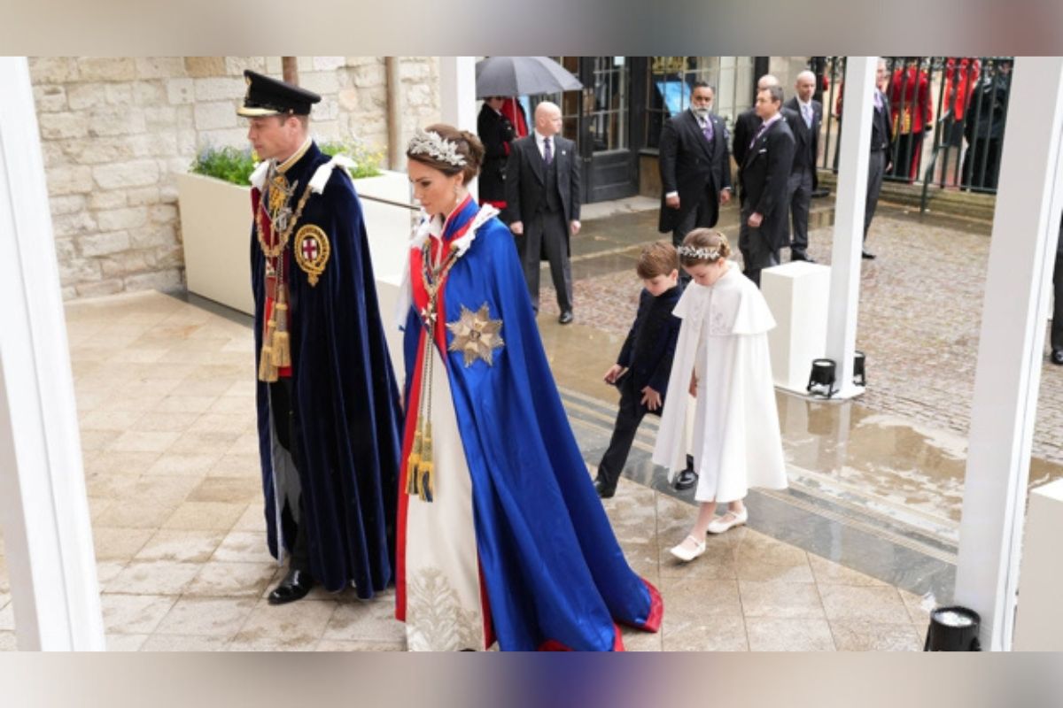 Una de las grandes protagonistas de la ceremonia de coronación de Carlos III ha sido la princesa de Gales. Kate Middleton es una de las mujeres más elegantes del mundo y hoy de nuevo lo ha demostrado; eligiendo un bonito estilismo que, además, estaba cargado de simbolismo. | Foto: Cortesía.