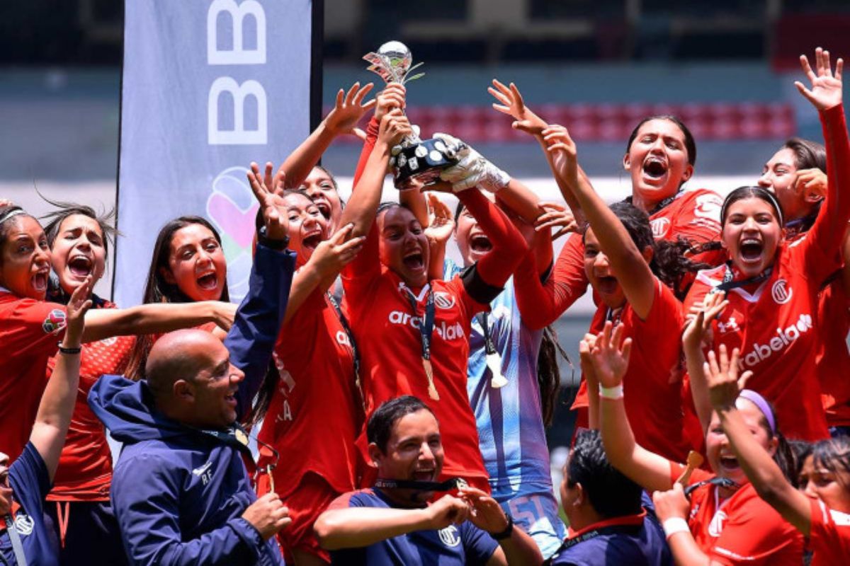 Al América le siguen golpeando el orgullo. Ahora su representativo femenil Sub-18; perdió la final ante su similar de Toluca (global 1-2), en el Estadio Azteca.