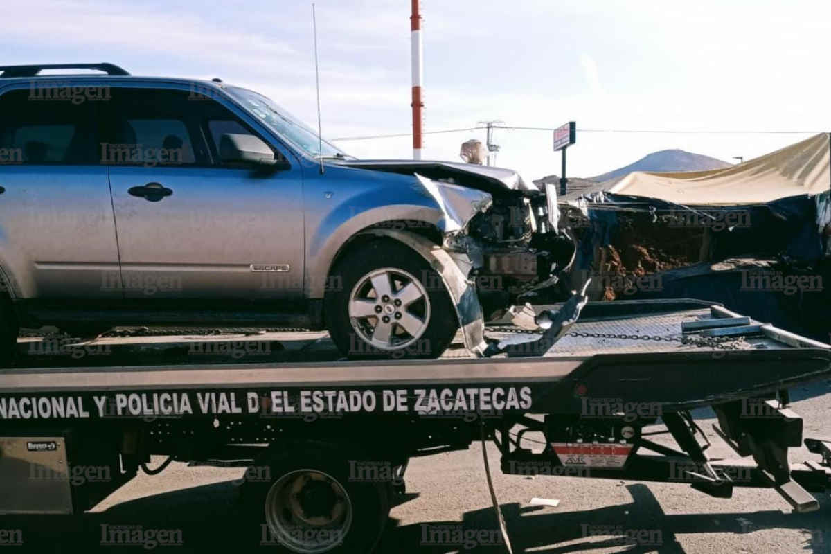 Chocan dos camionetas en las inmediaciones del Mercado de Abastos de Zacatecas
