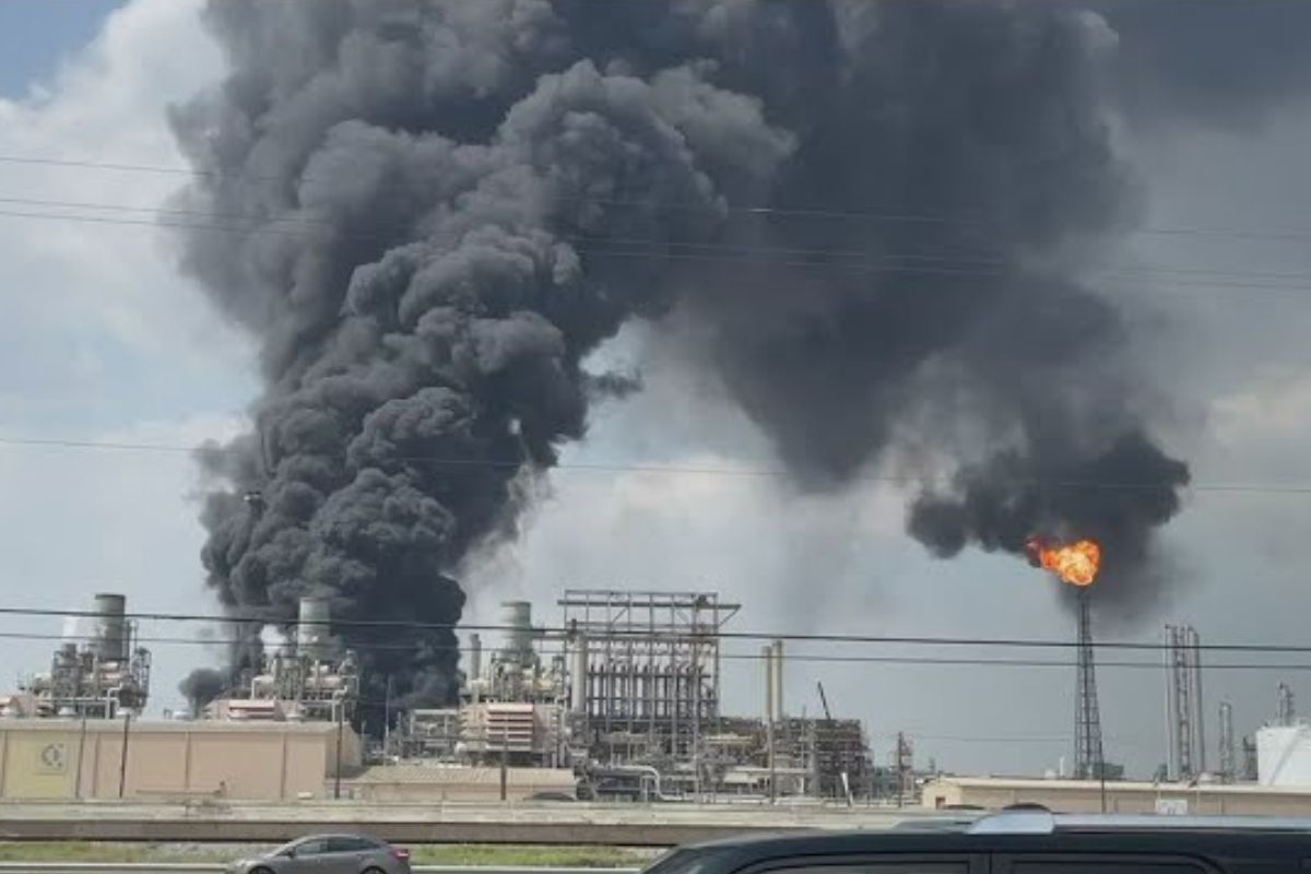 Incendio en la refinería de Deer Park, en Texas, comienzan a circular luego del fuego producido por una explosión durante este viernes. | Foto: Cortesía.