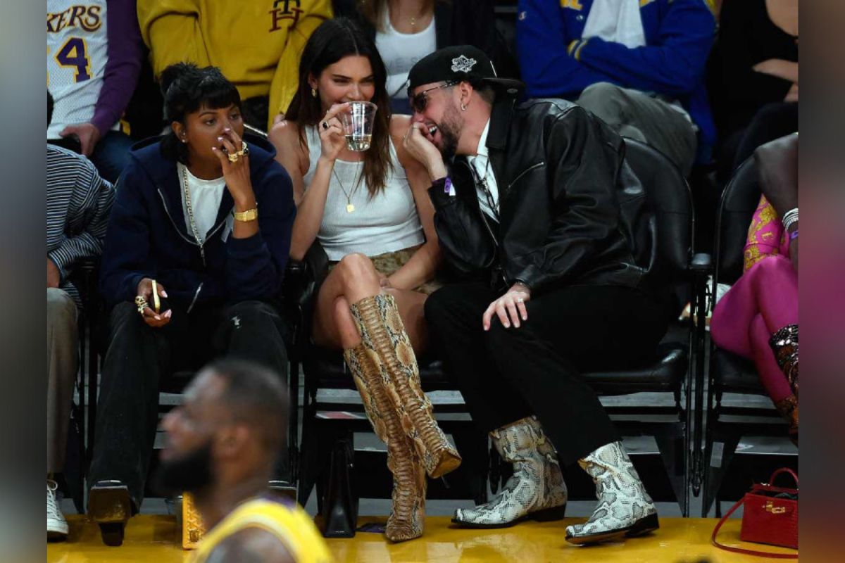 El famoso puertorriqueño Bad Bunny y la sensual Kendall Jenner aparecieron de nuevo juntos; en esta ocasión en un partido de basquetbol. | Foto: Cortesía.