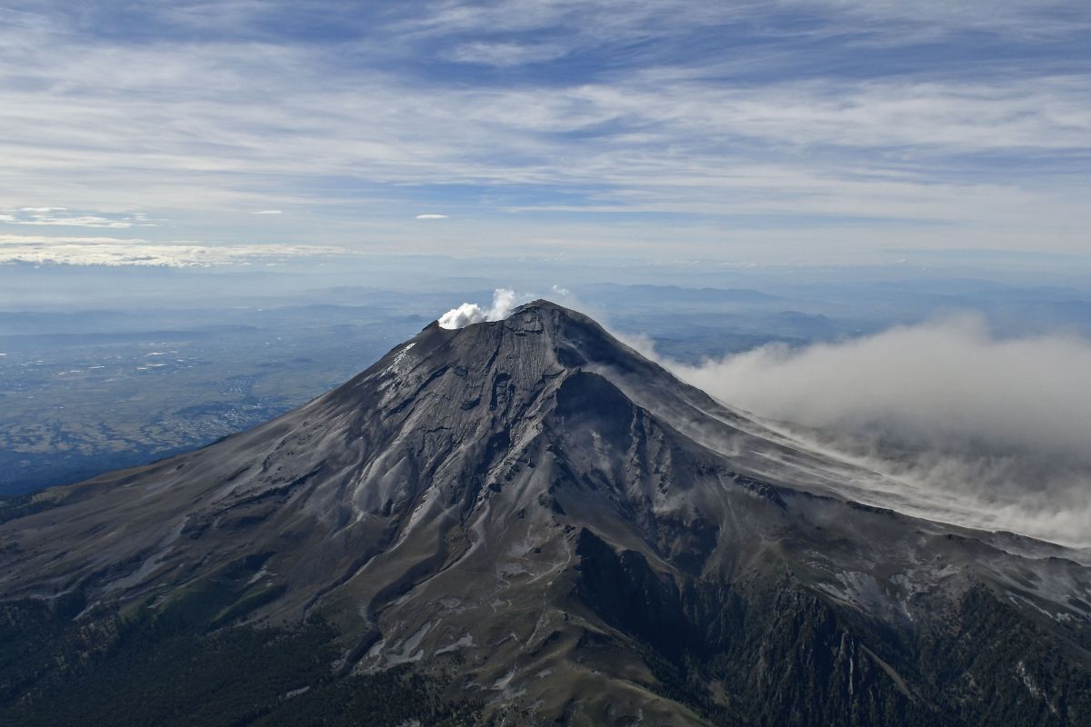 Volcán Popocatépetl envía ceniza ligera a CDMX