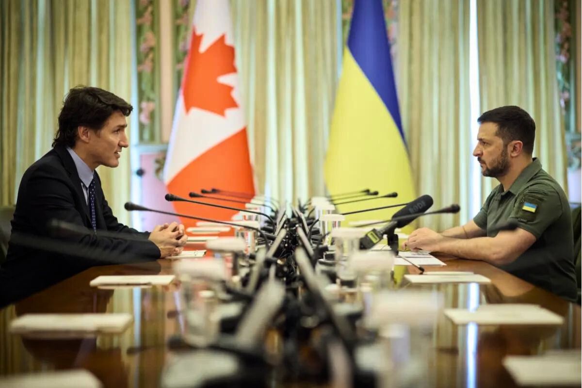 El primer ministro canadiense, Justin Trudeau, visitó por sorpresa la capital ucraniana, Kiev; en un momento en que arrecian los combates con las fuerzas de Rusia en el sur del país. | Foto: Cortesía.