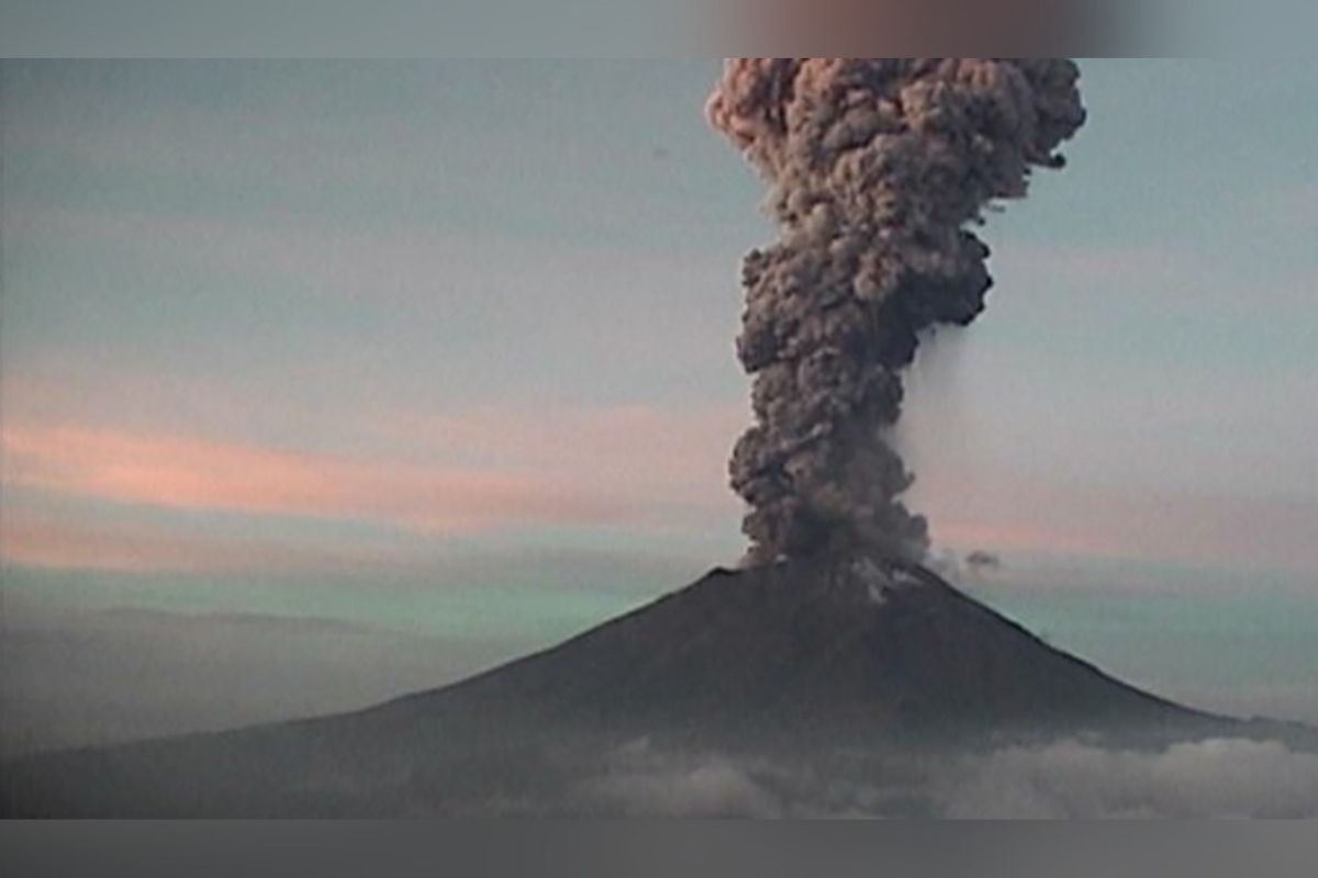 l Popocatépetl registró una nueva explosión la madrugada de este sábado 17 de junio; y algunos señalan que es la más fuerte que se ha visto en los últimos días. | Foto: Cortesía.