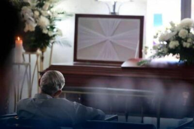 Hace una semana una insólita noticia sorprendió al mundo, cuando una mujer 76 años, identificada como Bella Montoya; a la que se le declaró fallecida, “resucitó” en su funeral.