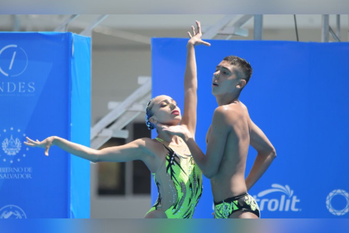 La pareja mexicana de Itzamary González y Diego Villalobos obtuvo la medalla de plata en la final de dueto técnico mixto de natación artísticam dentro de los Juegos Centroamericanos y del Caribe 2023. | Foto: Cortesía.