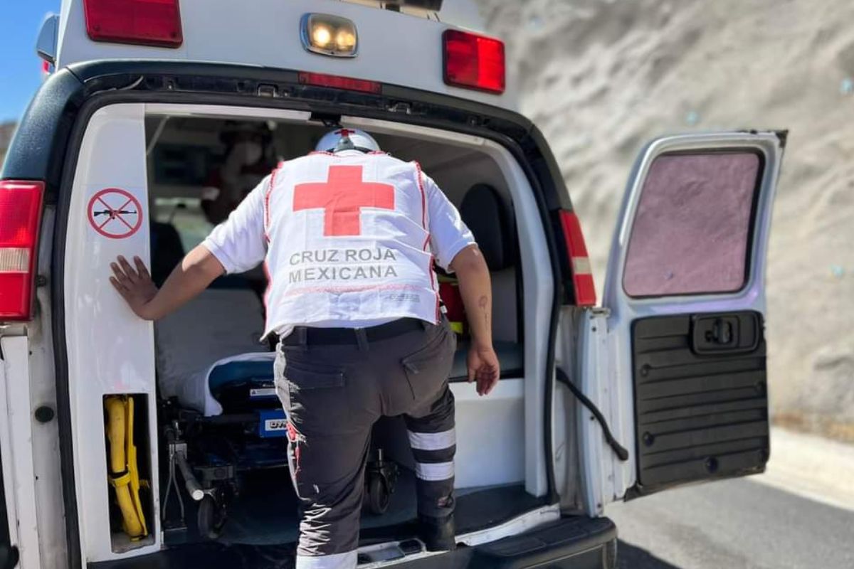 Una mujer sin vida y un hombre así como un niño heridos; es el saldo de la volcadura de una camioneta en la comunidad Las Palmas. | Foto: Cortesía.