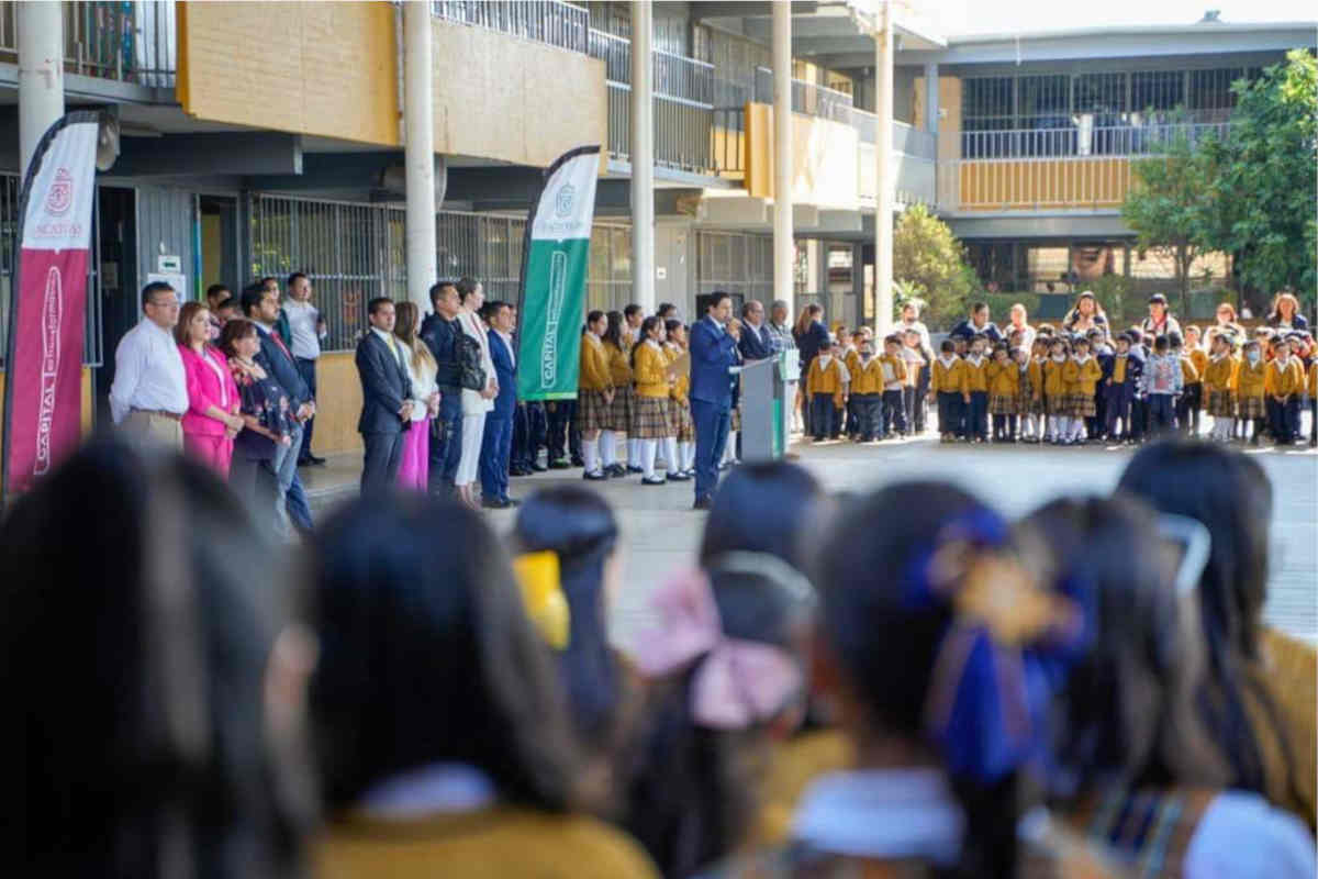 El presidente municipal promovió los valores cívicos entre las y los estudiantes. | Foto: Cortesía 