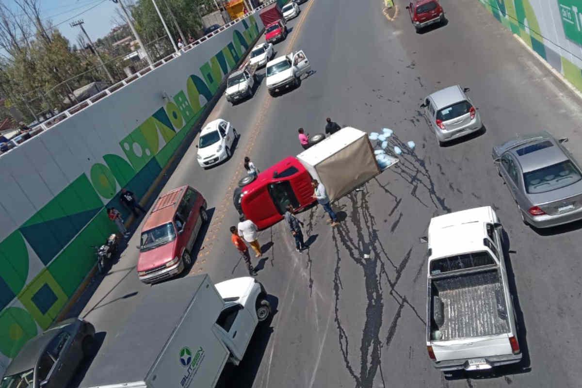 Vuelca camioneta en el paso a desnivel del Mercado de Abastos de Zacatecas