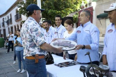 Festejos del día del padre: Destapan vehículos antiguos en Jerez