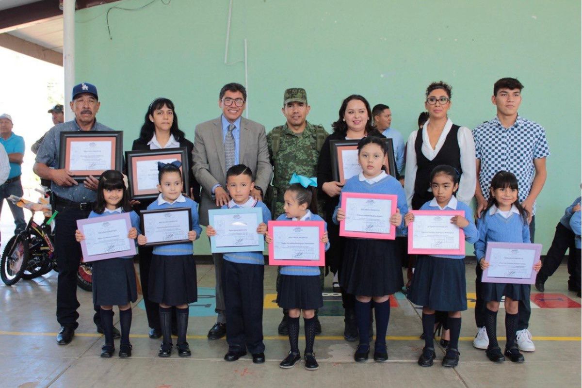 El presidente municipal Saúl Monreal Ávila, encabezó los últimos Honores a la Bandera del ciclo escolar 2022-2023 en el jardín de niños “Dones de Froebel”. | Foto: Cortesía.