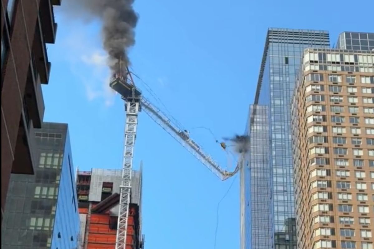 Sobre la calle en la zona oeste de Manhattan en Nueva York se incendia y desploma una grúa de construcción