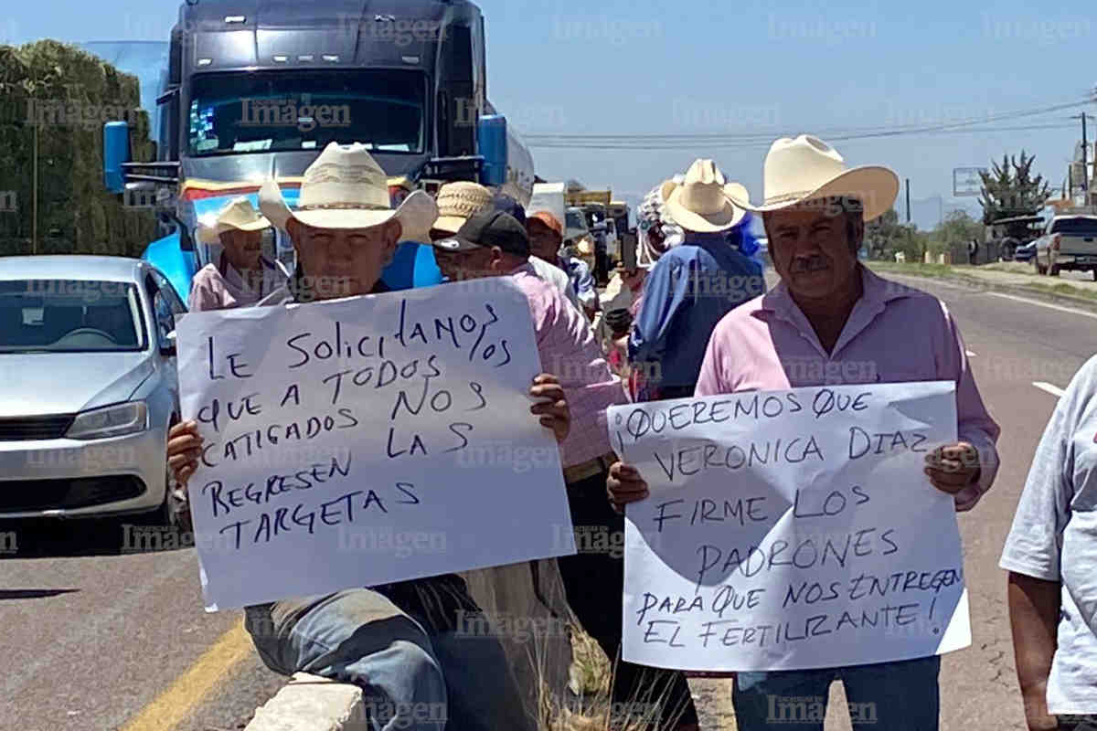 Campesinos bloquean carretera en Fresnillo | Foto: Ángel Martínez.