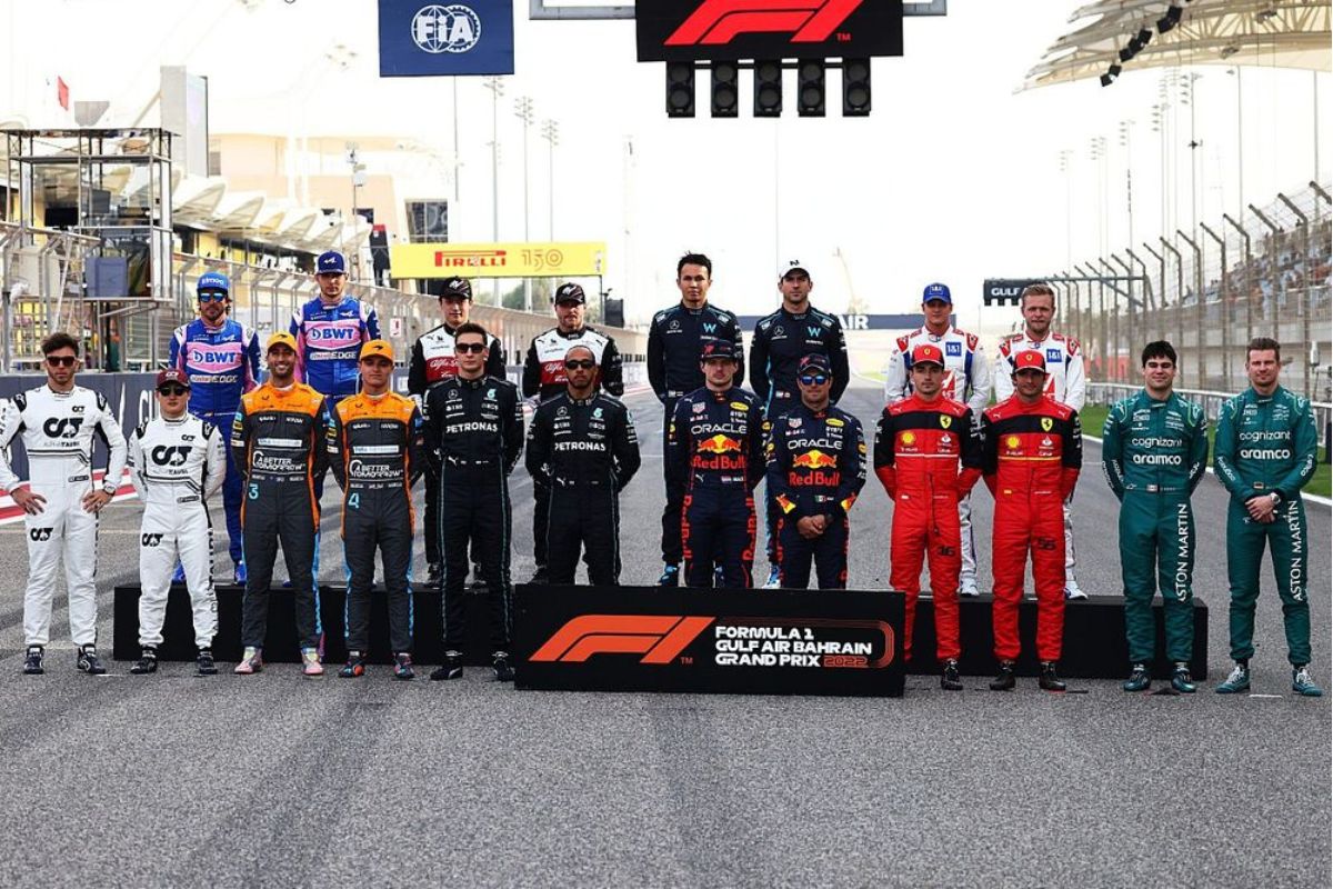El piloto mexicano Sergio ‘Checo’ Pérez remontó del puesto 15 al tercero en el Gran Premio de Austria 2023, por detrás de su coequipero Max Verstappen y de Charles Leclerc, piloto de Ferrari. | Foto: Cortesía.