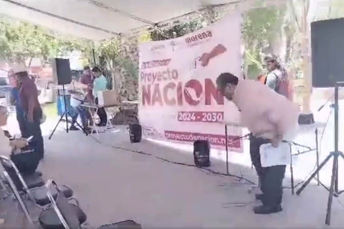 Diputado Javier Borrego se queda sin pantalones en pleno discurso en Coahuila