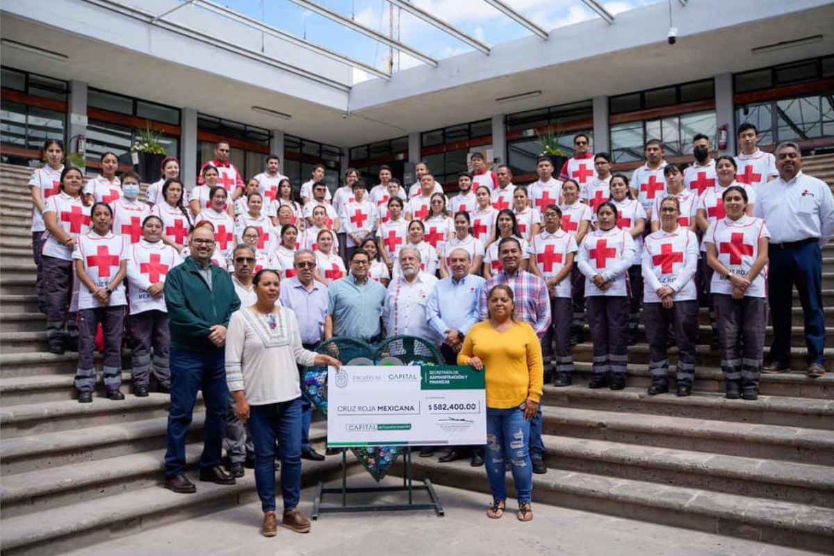 Jorge Miranda entrega donativo a la Cruz Roja Mexicana | Foto: Cortesía.