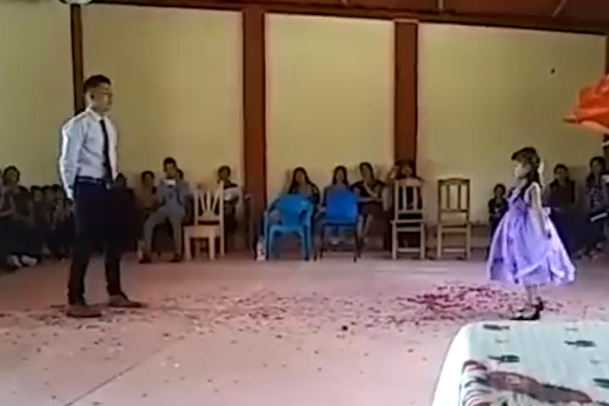 Maestro baila el vals con su única alumna graduada en Chiapas