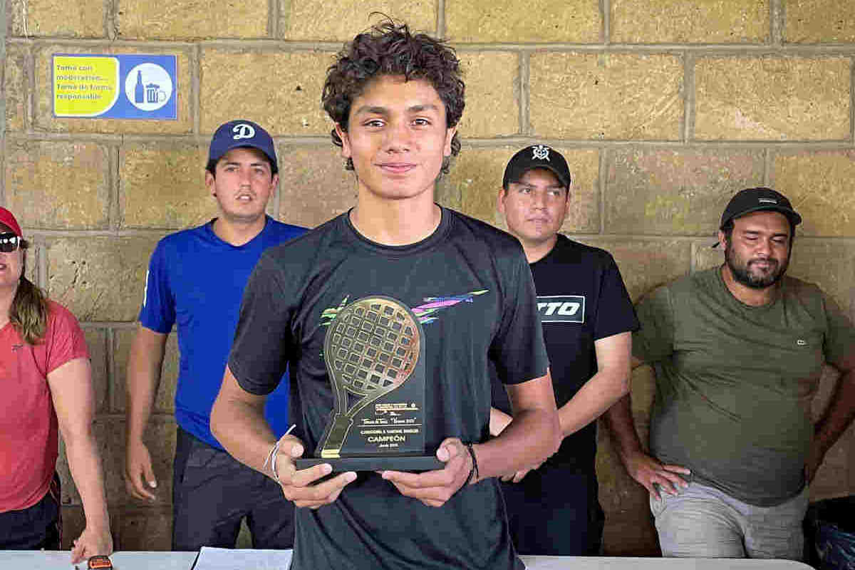 Luciano Candelas Ruiz es el campeón de la categoría A en el torneo de verano en el CSDZ. | Foto: Cortesía.
