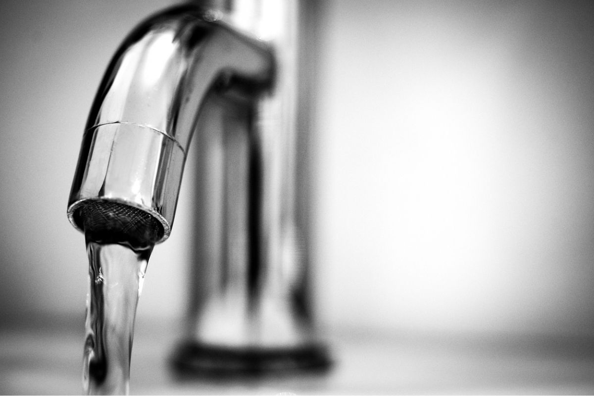 El agua de la llave en EU tiene agentes químicos dañinos para la salud