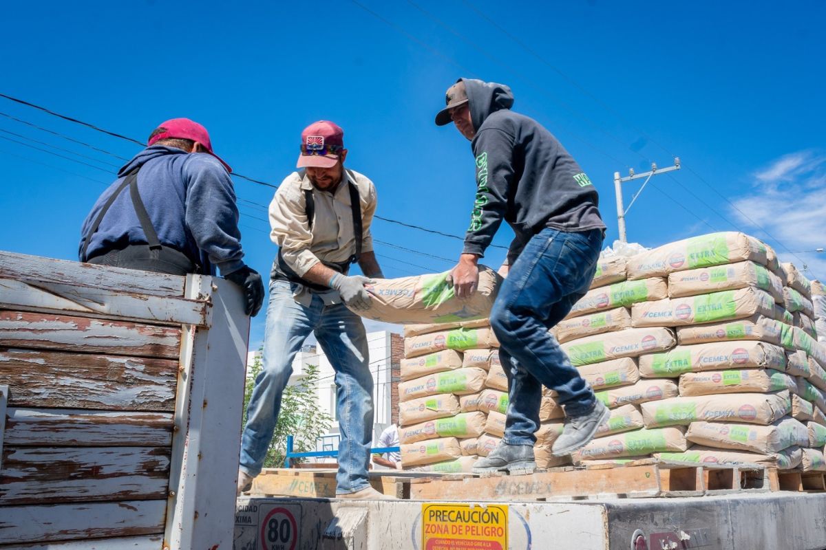 DIF Jerez entrega cemento a familias jerezanas | Foto: Cortesía
