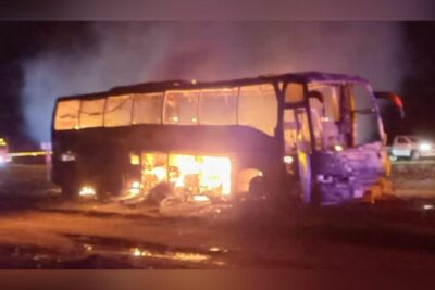 Un autobús de pasajeros que transportaba a estudiantes de Durango con destino a la Ciudad de México se incendió tras un accidente carretero.