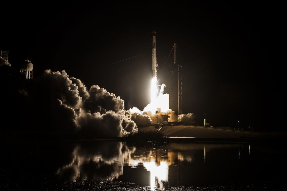 La nave, a bordo del cohete Falcon 9; lleva a la misión tripulada a la Estación Espacial Internacional (EEI) la cual tendrá una duración de 6 meses. | Foto: Cortesía.