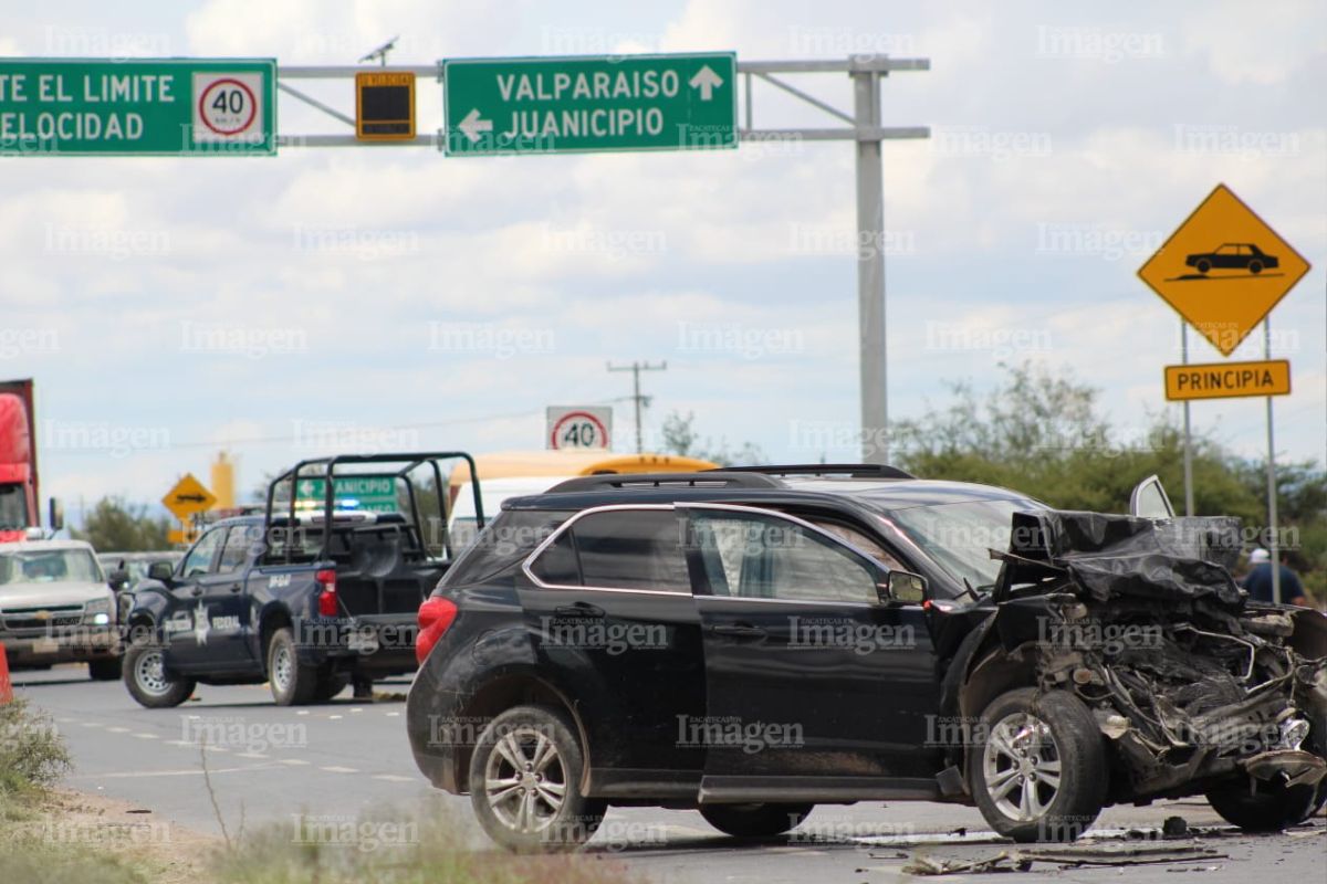 Abandonan dos camionetas con impactos de fuego por la carretera federal 44 Fresnillo | Foto: Imagen. 