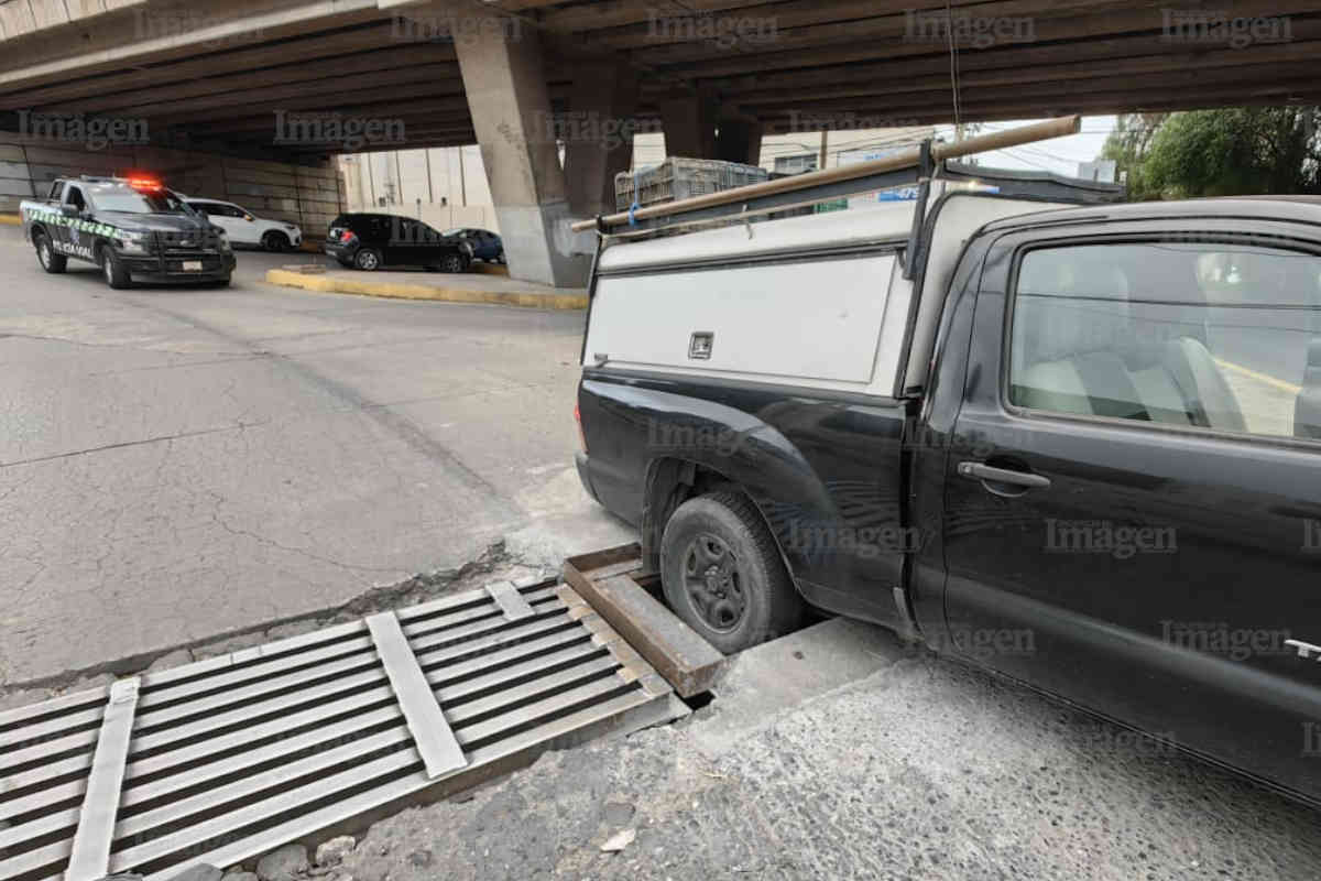 Camioneta queda atrapada en una alcantarilla del bulevar López Portillo