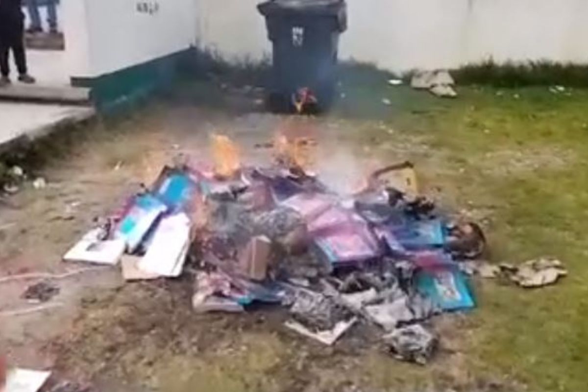 VIDEO Padres de familia queman libros de texto de la SEP en Chiapas  | Foto: Captura 
