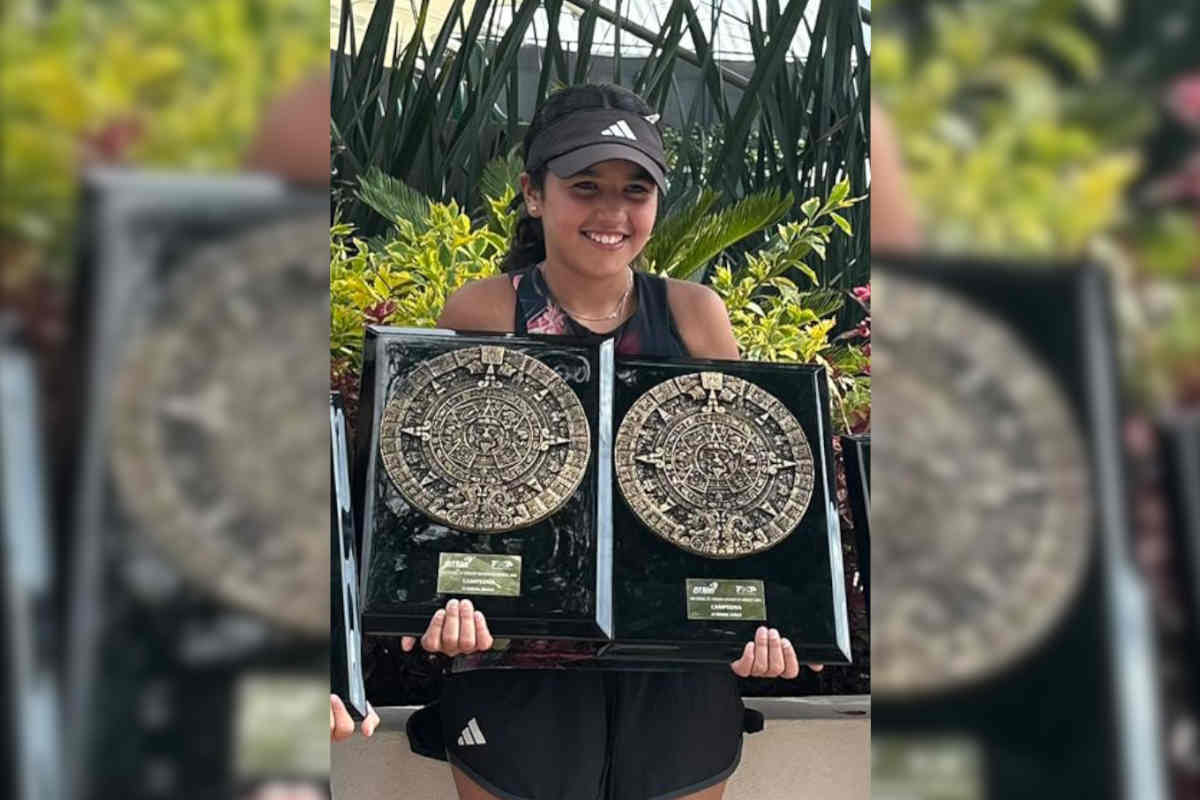 Valeria Cabral Zamora muestra  con orgullo y satisfacción los trofeos por los campeonatos en singles y dobles en la categoría de 12 años y menores, logrado el pasado fin de semana en el Estado de México. | Foto: Cortesía
