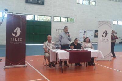Se entregan becas en apoyo a 242 estudiantes de primaria y secundaria en Jerez