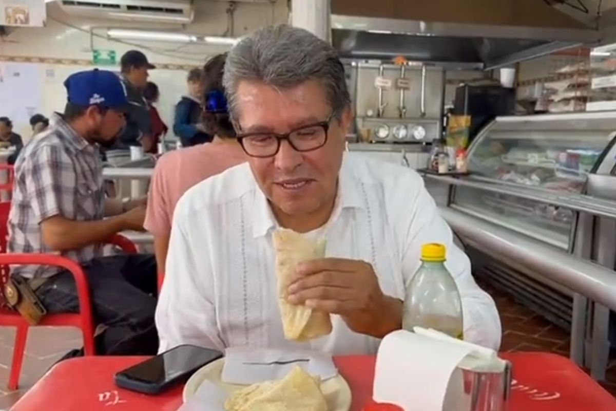 El exgobernador de Zacatecas, aprovechó para comerse un tradicional burrito en Juchipila.