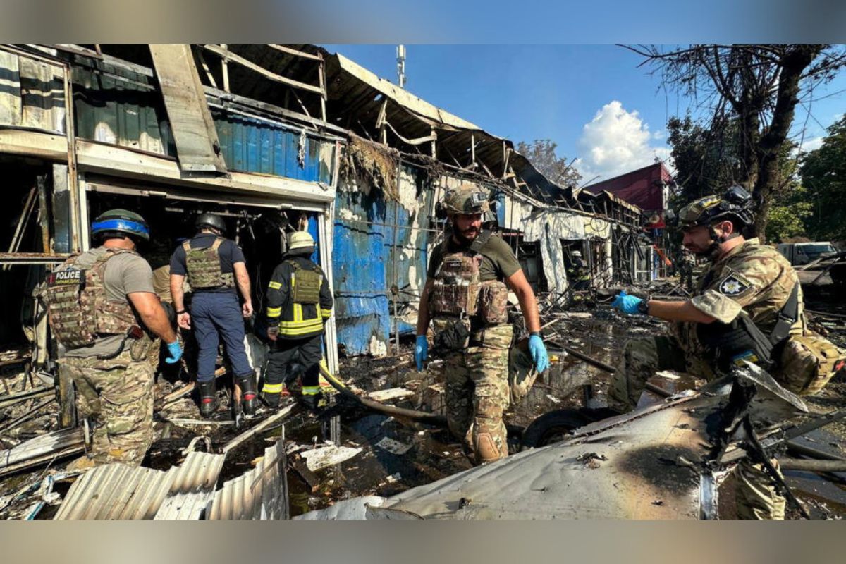 El presidente ucraniano, Volodimir Zelenski informó que al menos 16 personas murieron en un bombardeo ruso en un mercado de Kostantínovka, ciudad ubicada al este de Ucrania. | Foto: Cortesía.