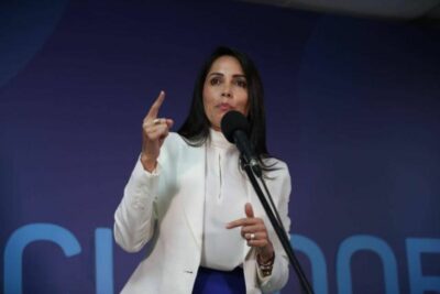 Luisa González; quien lideró la primera vuelta presidencial en Ecuador denunció que ha recibido amenazas de muerte.