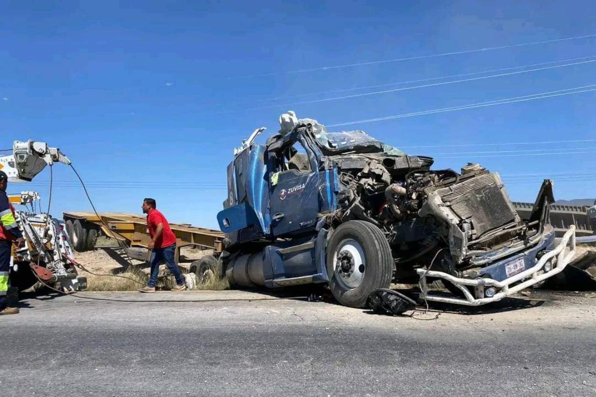 El operador de un tráiler de doble remolque; terminó en el hospital tras accidentarse este domingo por la mañana en la carretera a Saltillo. | Foto: Cortesía.